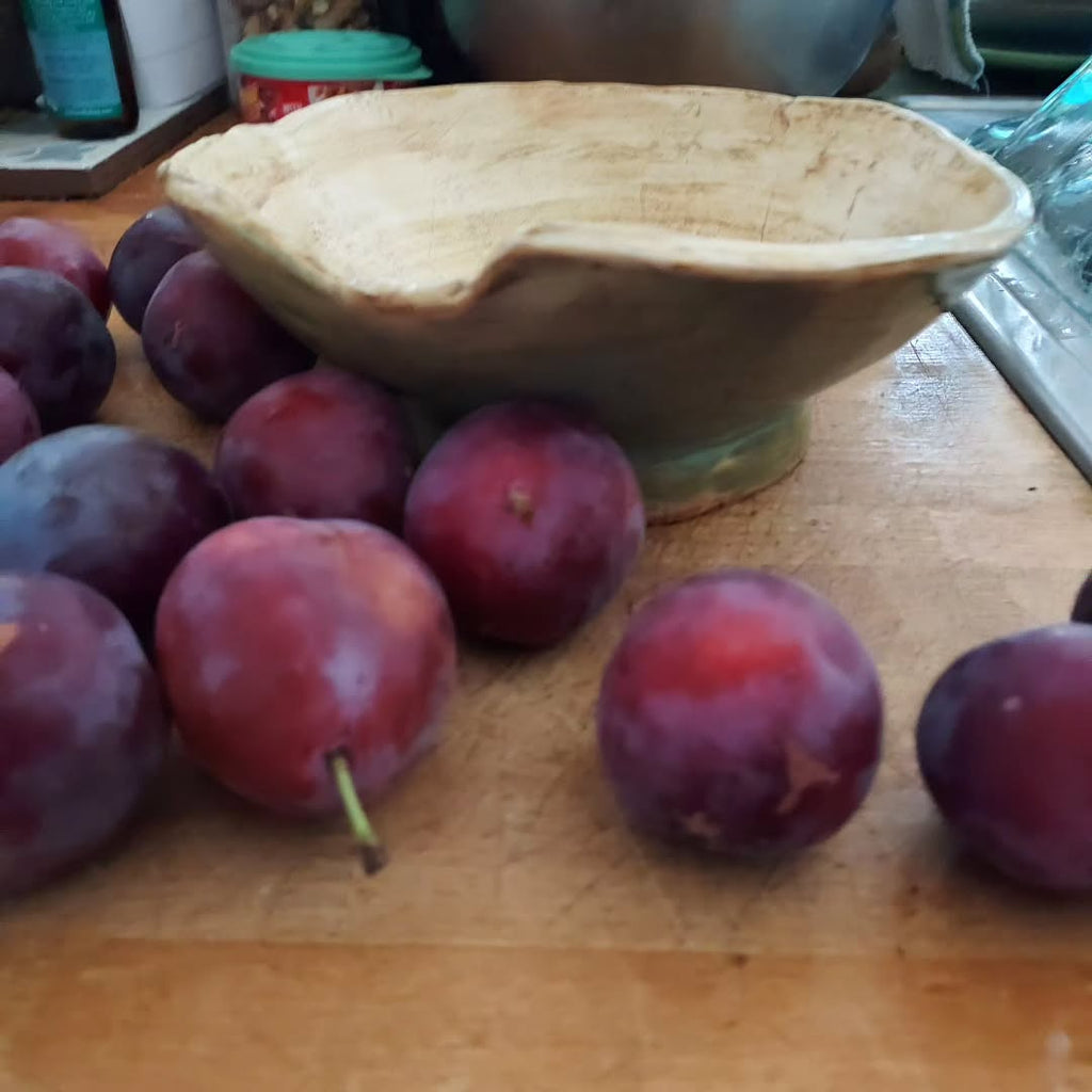 Ceramic serving/fruit bowl